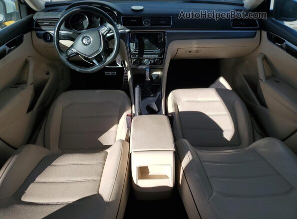 1VWDT7A35HC049082 2017 VOLKSWAGEN PASSAT Белый Вид панели приборов