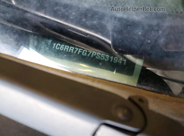 1C6RR7FG7PS531941 2023 RAM 1500 White VIN կոդի պիտակի տեսք