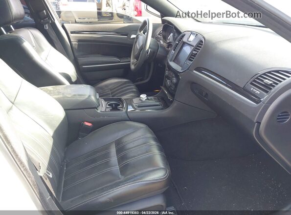 2C3CCABG8PH561030 2023 CHRYSLER 300 Белый Вид салона спереди