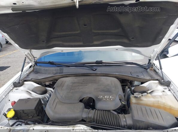 2C3CCABG8PH561030 2023 CHRYSLER 300 Белый Вид сзади