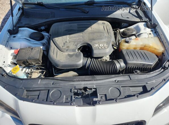 2C3CCABG9NH154363 2022 CHRYSLER 300 Белый Вид задней части салона