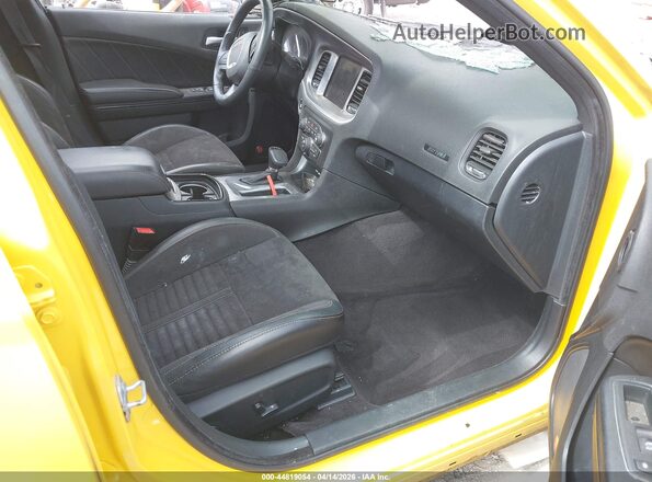 2C3CDXGJ8HH528986 2017 DODGE CHARGER Желтый Вид салона спереди