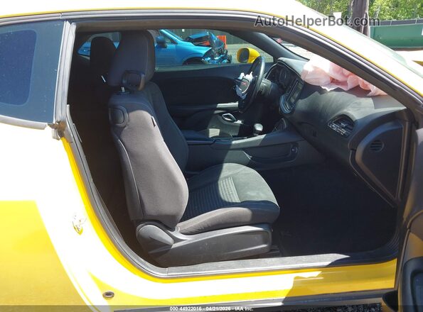 2C3CDZBT2HH550177 2017 DODGE CHALLENGER Yellow Widok wnętrza z przodu