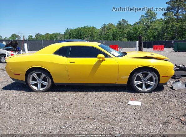 2C3CDZBT2HH550177 2017 DODGE CHALLENGER Yellow Widok wnętrza z tyłu
