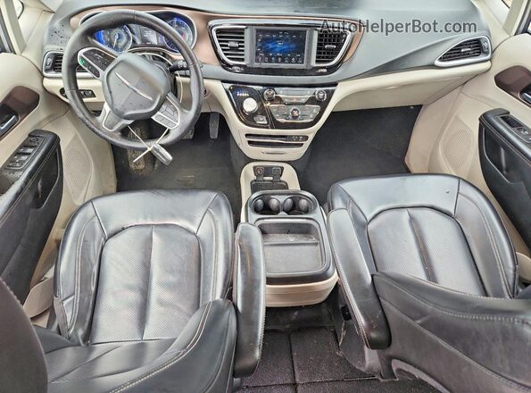 2C4RC1DG0LR255186 2020 CHRYSLER VOYAGER Серебряный Вид панели приборов