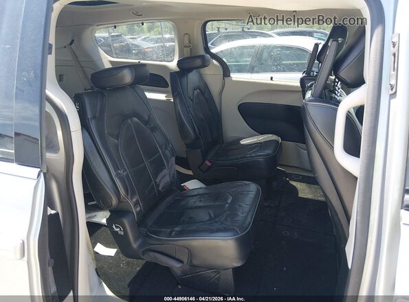 2C4RC1GG1JR251978 2018 CHRYSLER PACIFICA Silver VIN կոդի պիտակի տեսք