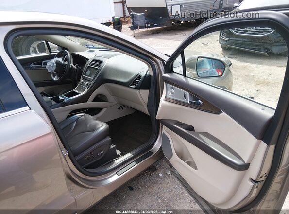 2LMPJ8LP5KBL18961 2019 LINCOLN NAUTILUS Champagne Front interior view