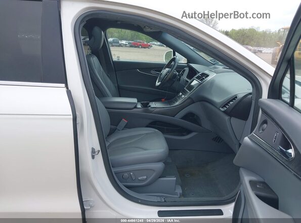 2LMPJ8LP8KBL40453 2019 LINCOLN NAUTILUS White Front interior view