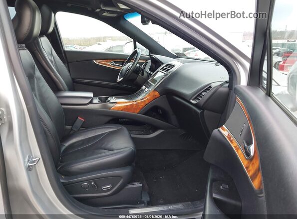 2LMPJ8LR1HBL33810 2017 LINCOLN MKX Silver Front interior view