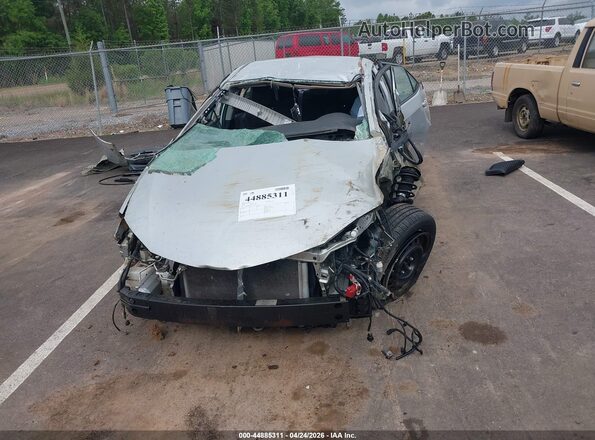 2T1BURHE4JC031583 2018 TOYOTA LL Silver Widok z przodu