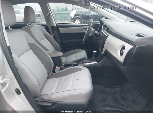 2T1BURHE8JC983602 2018 TOYOTA LL Серебряный Вид салона спереди