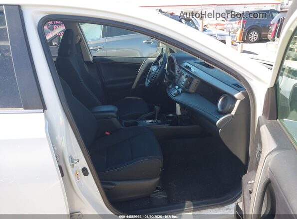 2T3RFREV6JW806310 2018 TOYOTA LE White Вид салону спереду