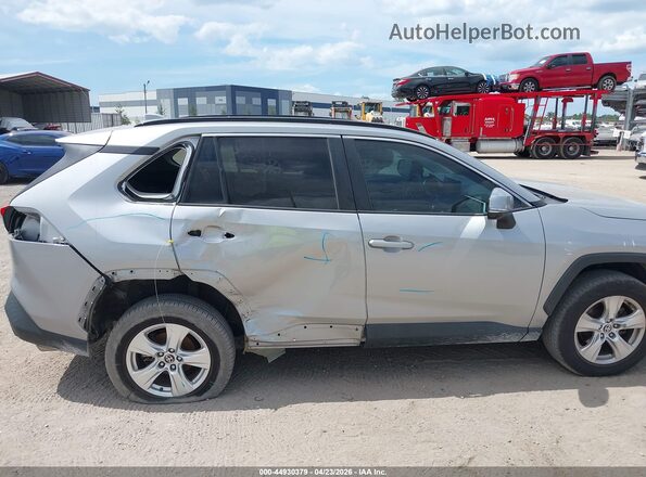 2T3W1RFVXMW169409 2021 TOYOTA LE Silver Widok z przodu