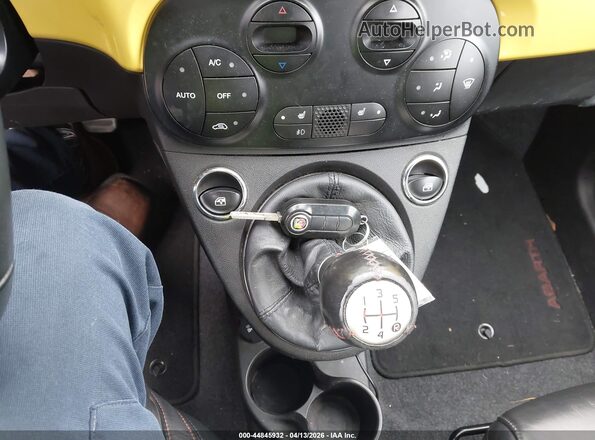 3C3CFFFH1HT621309 2017 FIAT 500 Yellow Вид панелі приладів