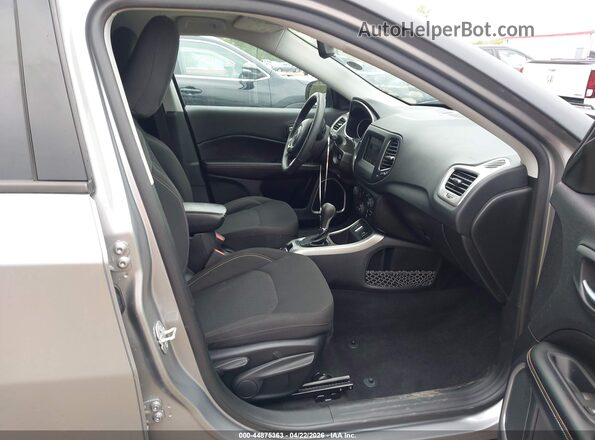 3C4NJCAB3LT102212 2020 JEEP COMPASS Silver Front interior view