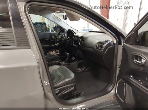3C4NJCCBXLT114502 2020 JEEP COMPASS Gray Widok wnętrza z przodu
