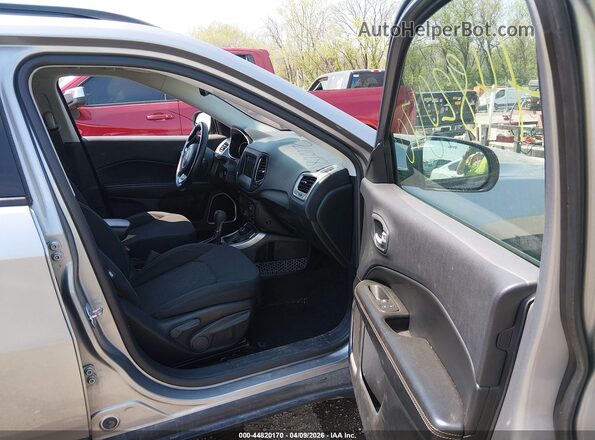3C4NJDAB2JT100972 2018 JEEP COMPASS Silver Vista interior delantera