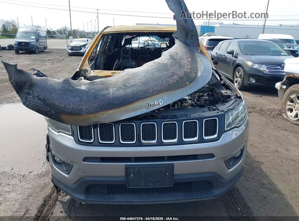 3C4NJDBB0KT850709 2019 JEEP COMPASS Серебряный Вид панели приборов