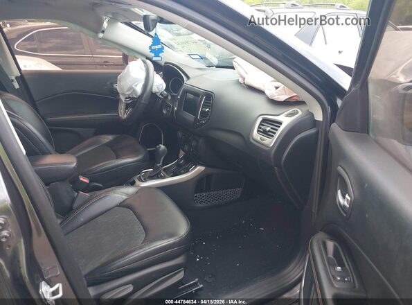 3C4NJDBB4JT235191 2018 JEEP COMPASS Gray Widok wnętrza z przodu