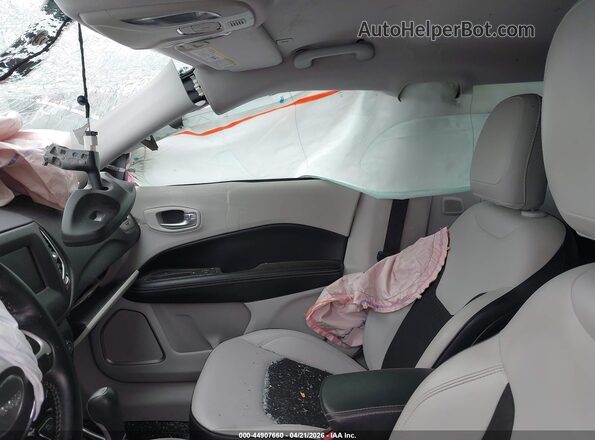 3C4NJDBB5JT113620 2018 JEEP COMPASS Серый Вид салона спереди