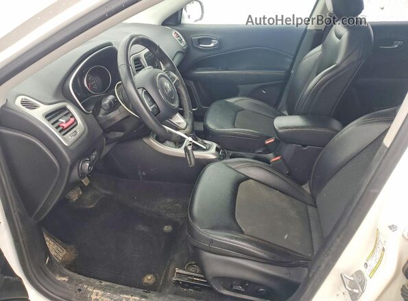 3C4NJDBB6KT713581 2019 JEEP COMPASS Белый Вид салона спереди