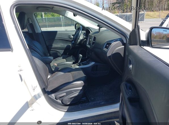 3C4NJDBB7JT393010 2018 JEEP COMPASS White Vista interior delantera