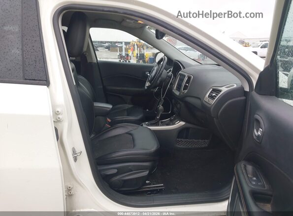 3C4NJDBB8JT331440 2018 JEEP COMPASS Белый Вид салона спереди