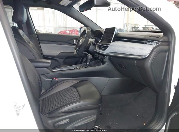 3C4NJDBN4TT189987 2026 JEEP COMPASS White Front interior view