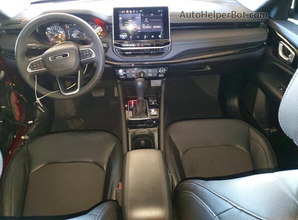 3C4NJDBN9ST533683 2025 JEEP COMPASS Красный Вид панели приборов