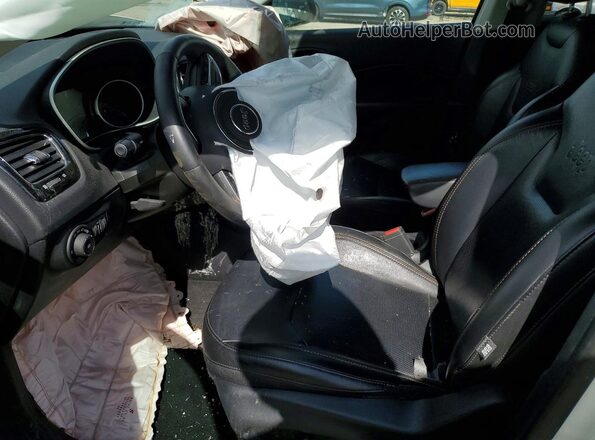 3C4NJDCB3KT666556 2019 JEEP COMPASS White Widok wnętrza z przodu