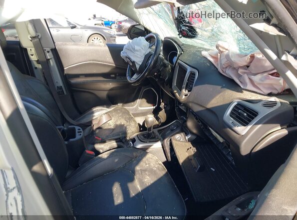 3C4NJDCB3KT812034 2019 JEEP COMPASS White Widok wnętrza z przodu