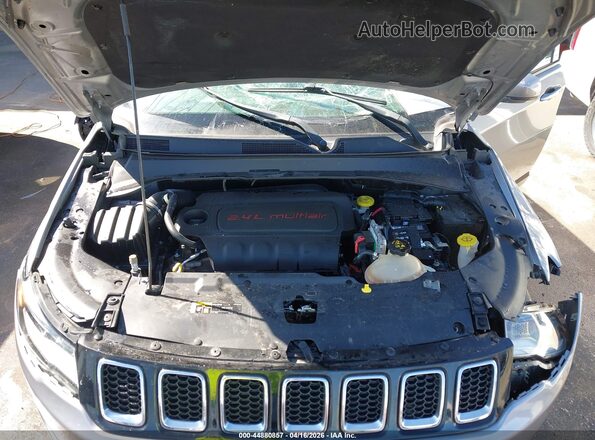 3C4NJDCB5JT463523 2018 JEEP COMPASS Silver უკანა ხედი