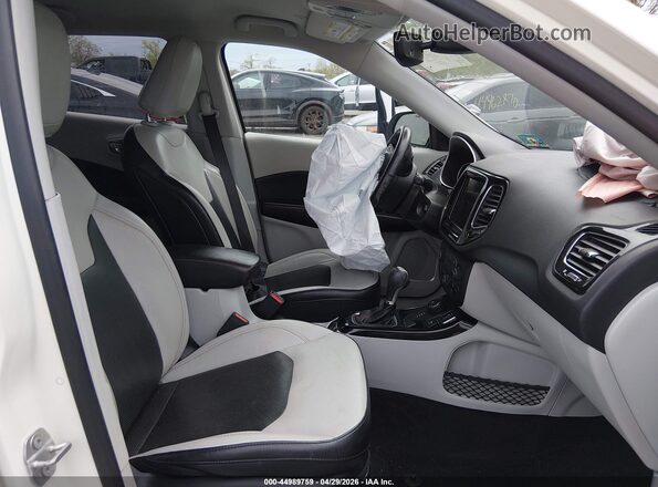 3C4NJDCB6LT119184 2020 JEEP COMPASS Белый Вид салона спереди