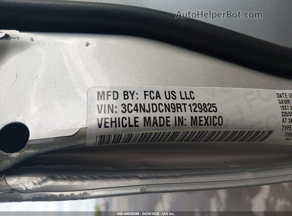 3C4NJDCN9RT129825 2024 JEEP COMPASS Silver Շարժիչի բաժամունքի տեսք