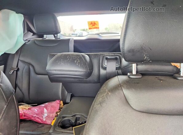 3C4NJDCNXST522349 2025 JEEP COMPASS Red Rear seats view