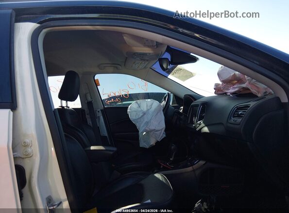 3C4NJDDB0KT709121 2019 JEEP COMPASS White Widok wnętrza z przodu