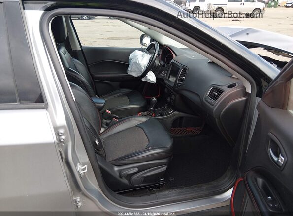 3C4NJDDB4LT195209 2020 JEEP COMPASS Silver Widok wnętrza z przodu