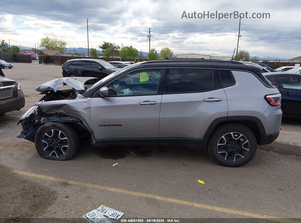 3C4NJDDB4LT195209 2020 JEEP COMPASS Silver Widok wnętrza z tyłu