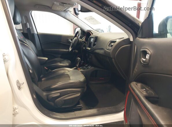 3C4NJDDB5KT752630 2019 JEEP COMPASS White Вид салону спереду