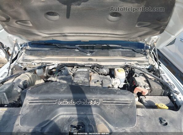 3C6UR5DLXRG303909 2024 RAM 2500 Белый Вид салона спереди