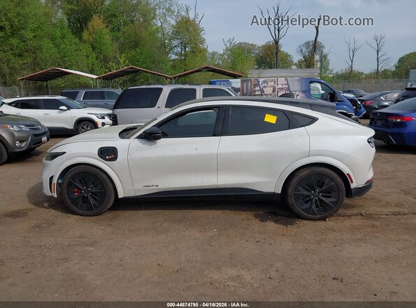 3FMTK4SX2SMA49544 2025 FORD MUSTANG MACH-E White 360 interior view