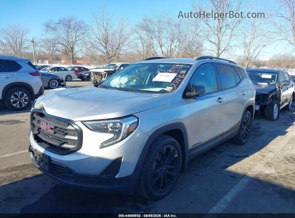 3GKALTEVXLL332914 2020 GMC TERRAIN Silver Vista tres cuartos delantera izquierda