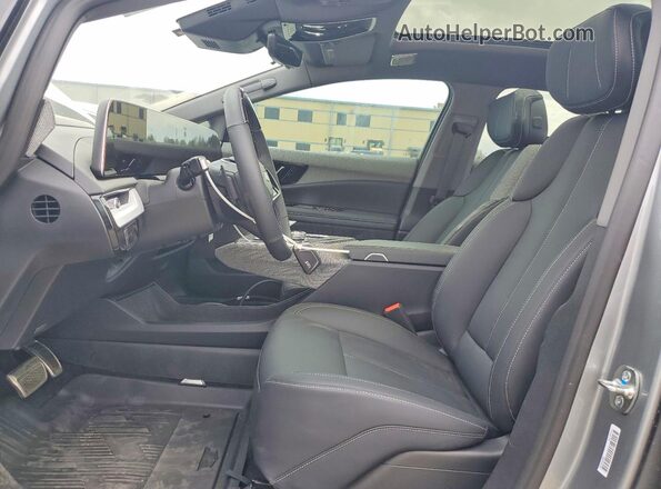 3GYK3EM40TS126313 2026 CADILLAC OPTIQ Серебряный Вид салона спереди