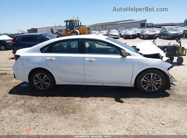 3KPF24AD0RE782995 2024 KIA FORTE White Вид задньої частини салону