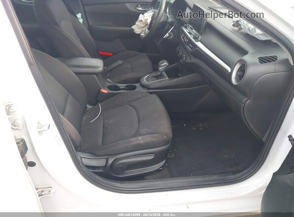 3KPF24AD5ME402722 2021 KIA FORTE White Widok wnętrza z przodu