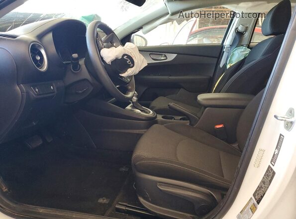 3KPF24AD8NE466237 2022 KIA FORTE Белый Вид салона спереди