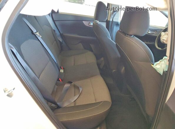 3KPF24AD8NE466237 2022 KIA FORTE Белый Вид задних сидений