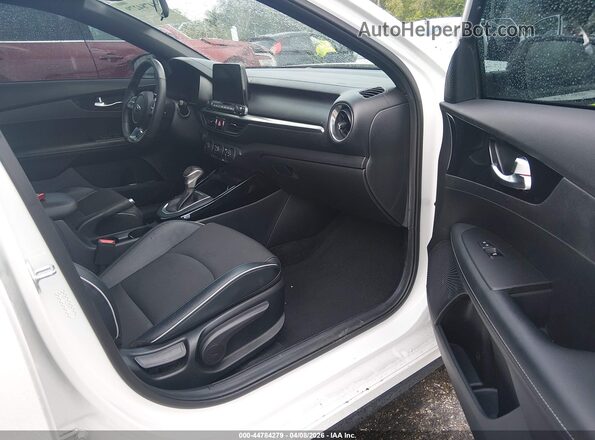 3KPF34AD9ME417012 2021 KIA FORTE Белый Вид салона спереди