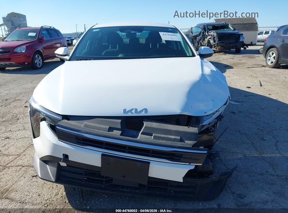 3KPFT4DEXSE145197 2025 KIA K4 Белый Вид задней части салона