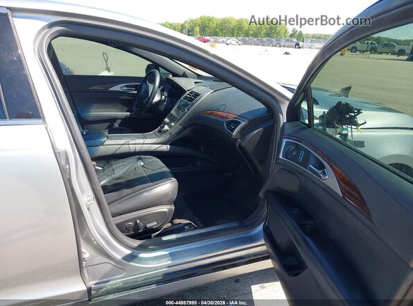 3LN6L5E99LR613000 2020 LINCOLN MKZ Silver Widok wnętrza z przodu